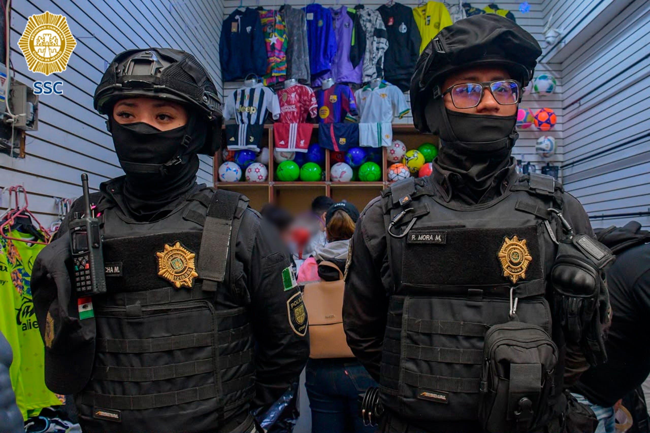 Decomiso en Tepito de productos deportivos. Crédito: SSC