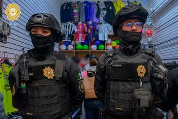 Decomiso en Tepito de productos deportivos. Crédito: SSC