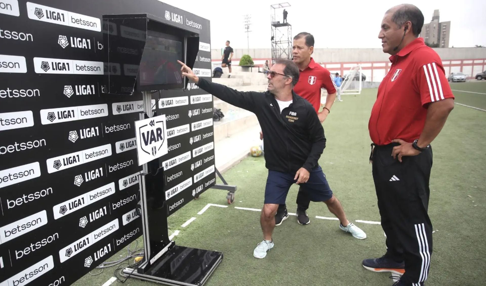 Óscar Ibáñez cuestionó el funcionamiento del VAR en el fútbol peruano y señaló que las revisiones tardan demasiado. El exentrenador también advirtió que algunos ángulos no ayudan a resolver las jugadas. (Andina)