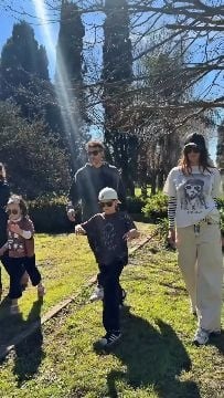Paula Chaves y Pedro Alfonso recorren un entorno natural junto a sus hijos durante una jornada al aire libre.