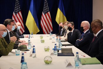 U.S. President Joe Biden joins a meeting between U.S. Secretary of State Antony Blinken, U.S. Secretary of Defense Lloyd Austin, Ukrainian Foreign Minister Dmytro Kuleba and Ukrainian Defense Minister Oleksii Reznikov, amid Russia's invasion of Ukraine, at the Marriott Hotel, in Warsaw, Poland March 26, 2022. REUTERS/Evelyn Hockstein