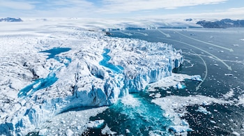 Vista aérea de un glaciar con grietas y agua azul que desemboca en el mar, con fragmentos de hielo flotante y flechas ilustradas.