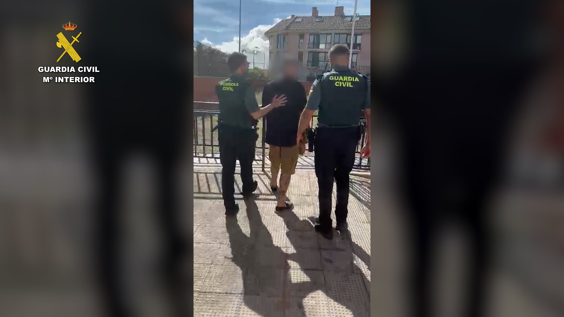 Agentes de la Guardia Civil custodian a un detenido por incendiar las casas de dos hombres que le habían robado a punta de pistola. (Guardia Civil)