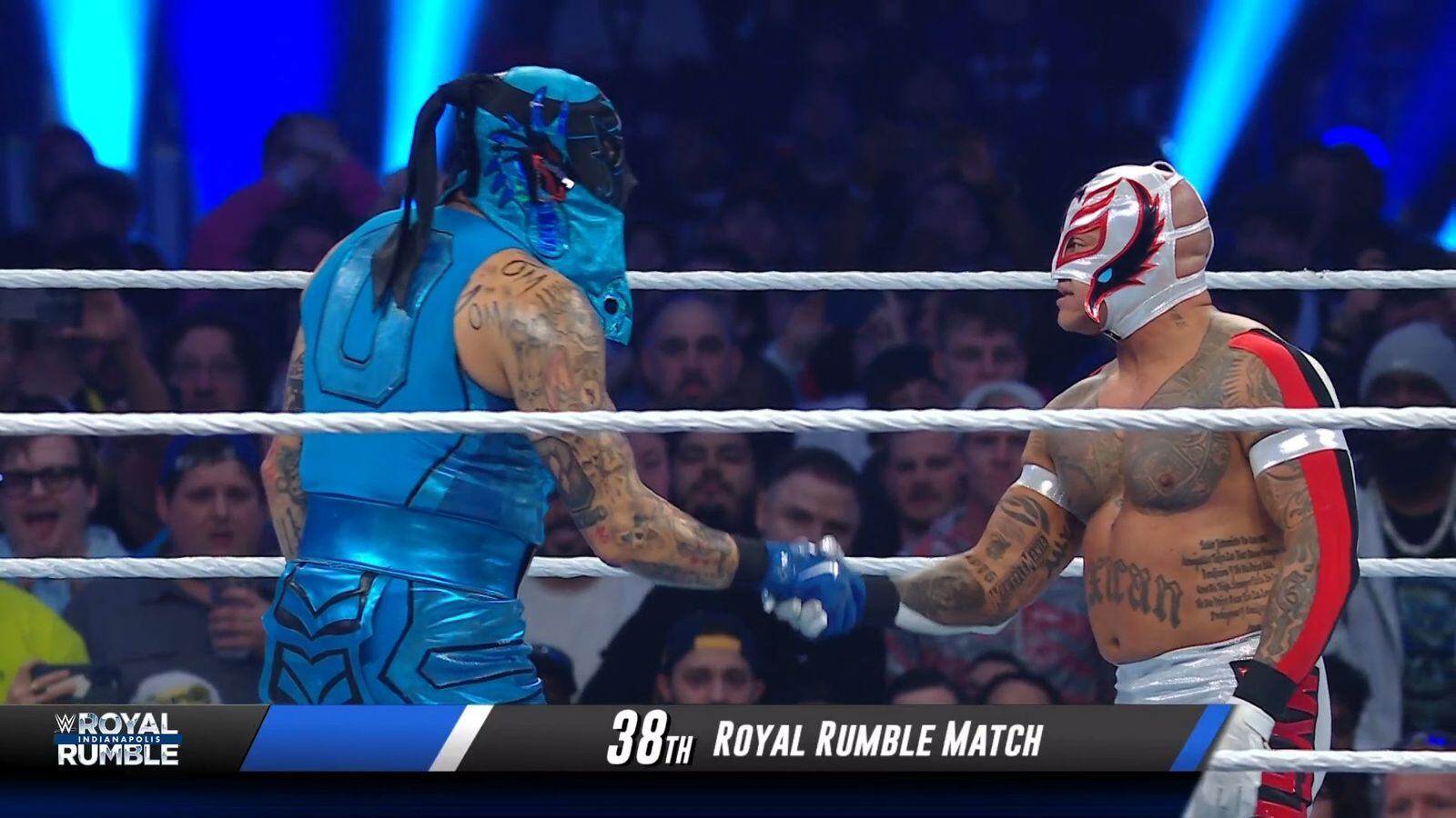 Penta y Rey Mysterio se estrechan la mano antes de iniciar el Royal Rumble masculino. (Cortesía: WWE)