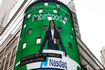 Una pantalla muestra a Vlad Tenev, presidente ejecutivo y uno de los fundadores de Robinhood Markets, Inc., durante la Oferta Pública Inicial (OPI) de su compañía en el Nasdaq MarketSite en Times Square en la Ciudad de Nueva York, Estados Unidos. 29 de julio, 2021. REUTERS/Brendan McDermid