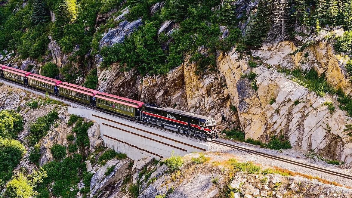 El recorrido clásico asciende cerca de 900 metros desde el nivel del mar, dura unas dos horas y media y sale y regresa a Skagway (@whitepassrailroad)