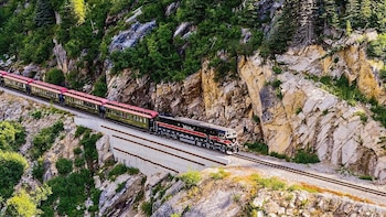 El recorrido clásico asciende cerca de 900 metros desde el nivel del mar, dura unas dos horas y media y sale y regresa a Skagway (@whitepassrailroad)
