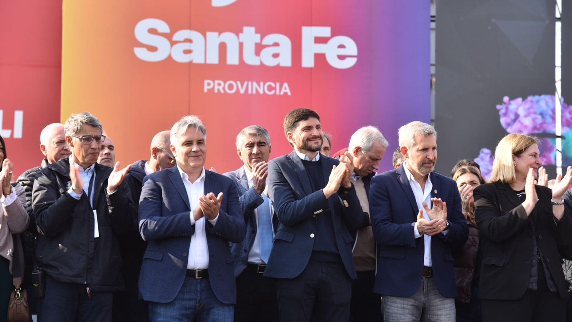 En el centro de la imagen, Llaryora, Pullaro y Frigerio, gobernadores de tres provincias que decidieron emitir bonos en el mercado internacional