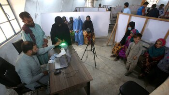 Las familias afganas pasan por