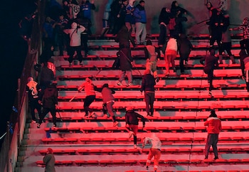La gente de Independiente acorraló
