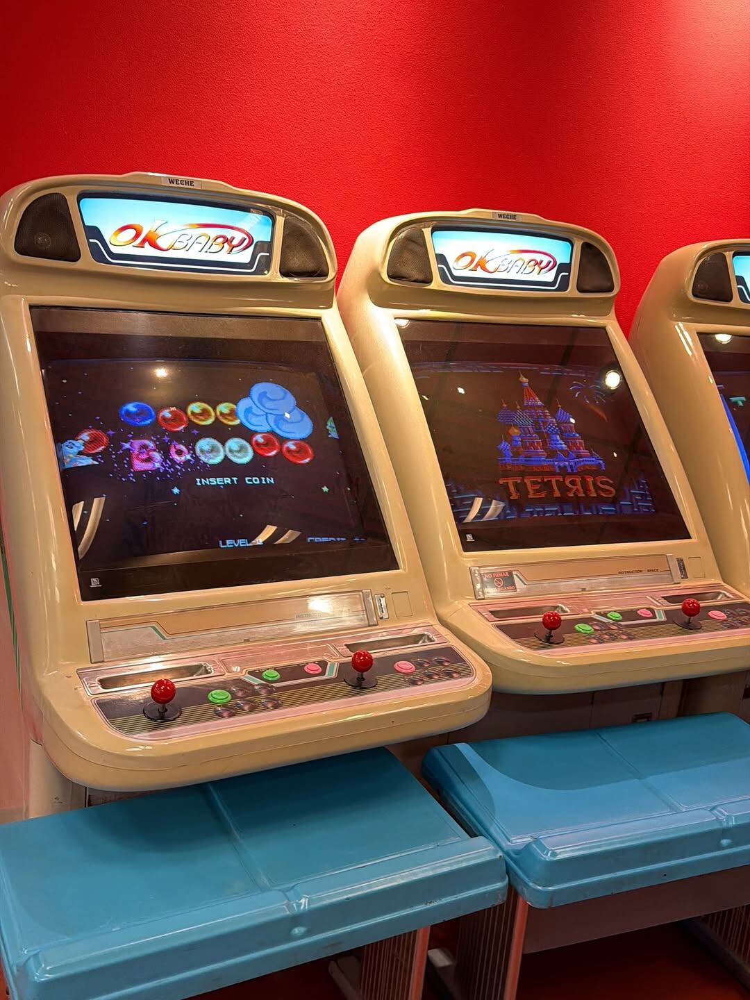 Los tres se tomaron un tiempo para pasar por los conocidos videojuegos retro de la zona