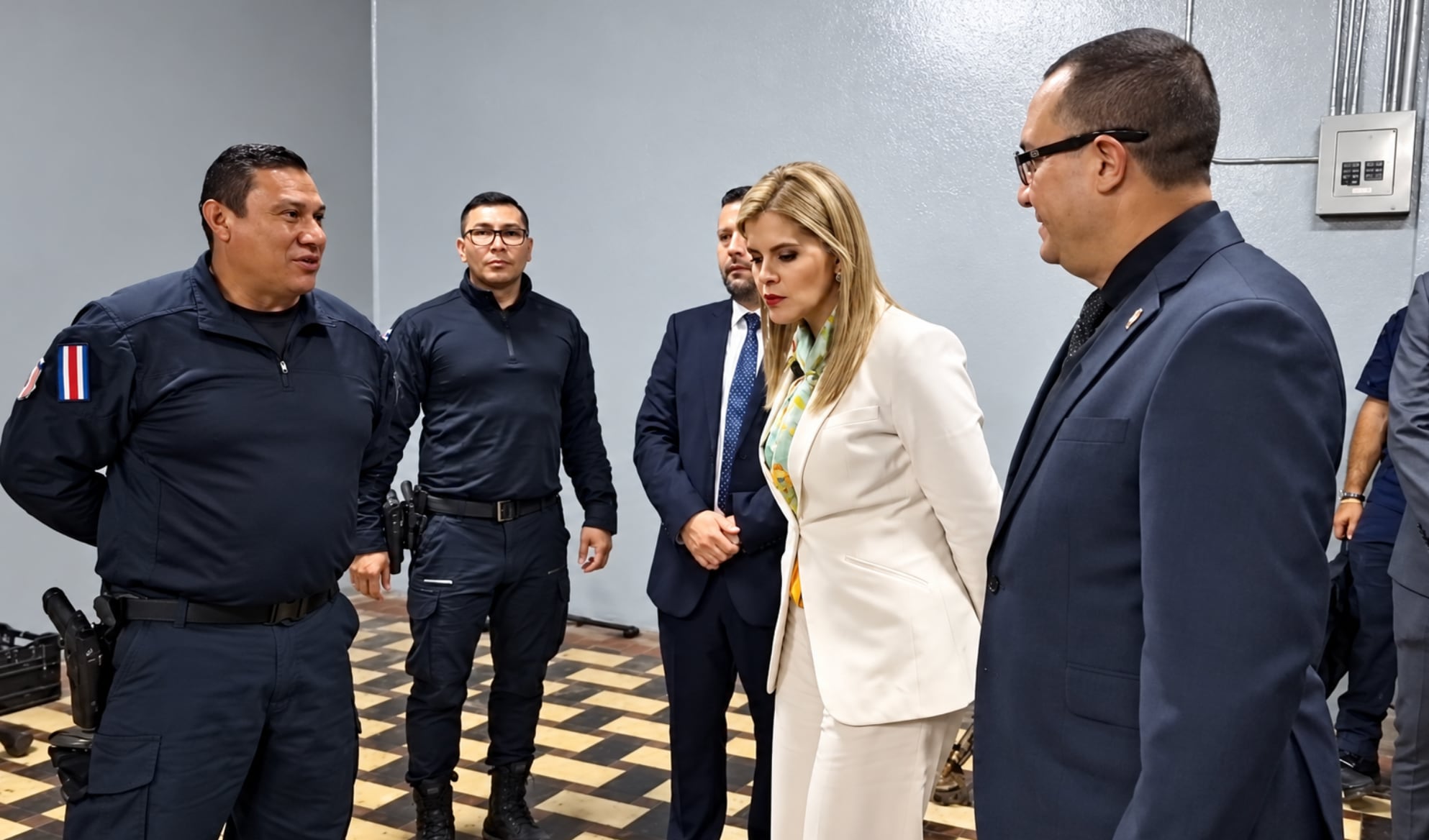 Laura Fernández acompañó a las autoridades del Ministerio de Seguridad Pública durante el procedimiento de destrucción de armamento estatal que había quedado fuera de servicio. Crédito: Captura video MSP