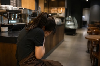 El propietario de la cafetería denunció que una empleada terminó llorando tras recibir malos tratos de un cliente (Imagen ilustrativa Infobae)