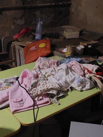 Ropa de bebé en una