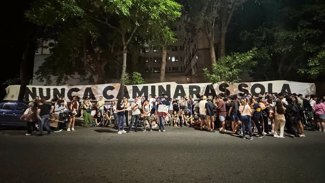 Militantes y seguidores de Cristina, durante la noche del sábado frente a la puerta del Sanatorio Otamendi