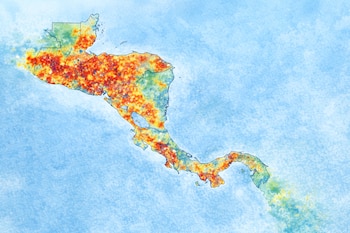 Mapa de calor de Centroamérica que muestra variaciones de temperatura en tonos de rojo, naranja, amarillo y verde sobre un fondo azul claro.