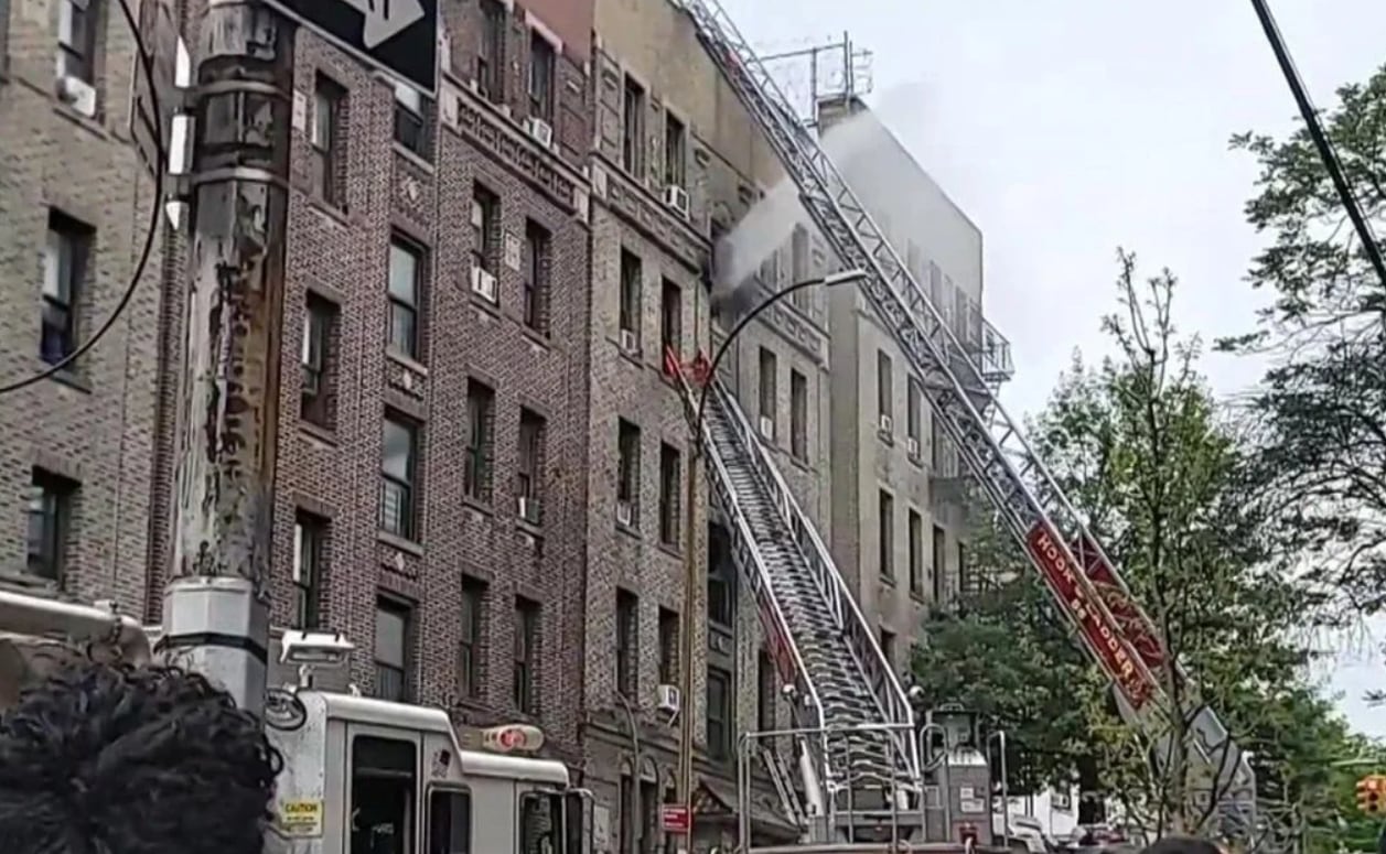 Los gemelos Isis y Oseaes Parks-Harris fallecieron por inhalación de humo tras el incendio en su vivienda del Bronx (CBS News)