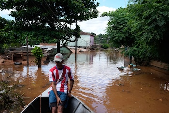 El sur de Brasil y de Paraguay anticiparon las crecidas de los ríos Paraná y Uruguay que ya impactan en el Litoral argentino. (Foto AP/Jorge Saenz)