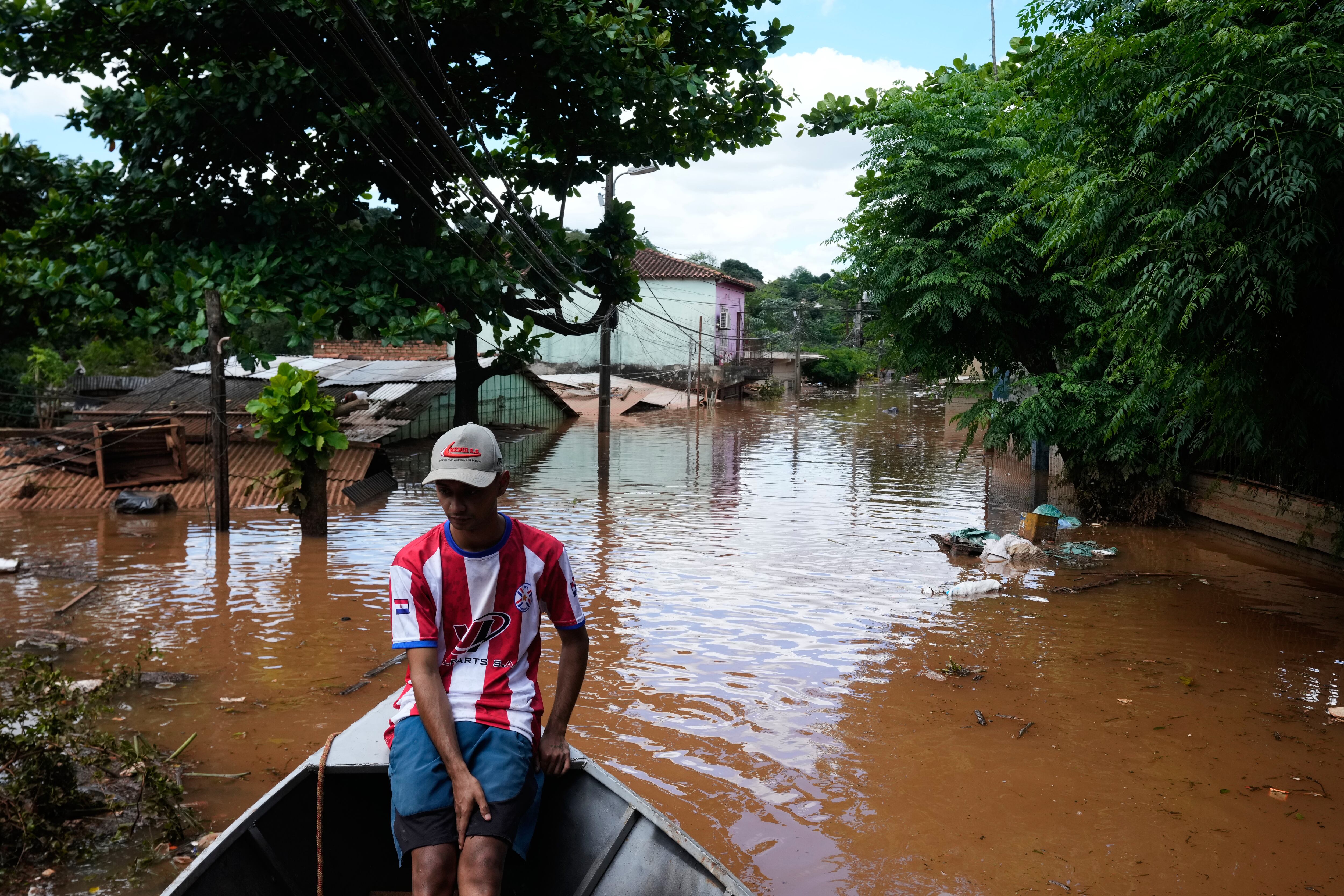 El sur de Brasil y de Paraguay anticiparon las crecidas de los ríos Paraná y Uruguay que ya impactan en el Litoral argentino. (Foto AP/Jorge Saenz)