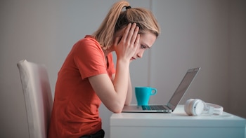 Una mujer calma sus emociones al hablarse a sí misma (Canva)