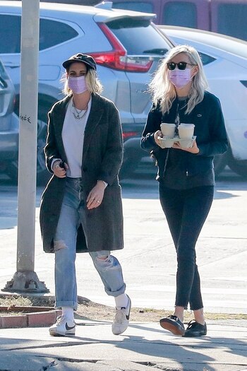 Celebrities-en-un-clic-06012021-Kristen-Stewart-y-Dylan-Meyer