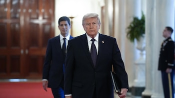 Trump cree que la situación con Irán está "al 50%" entre un acuerdo y nuevos bombardeos de EEUU