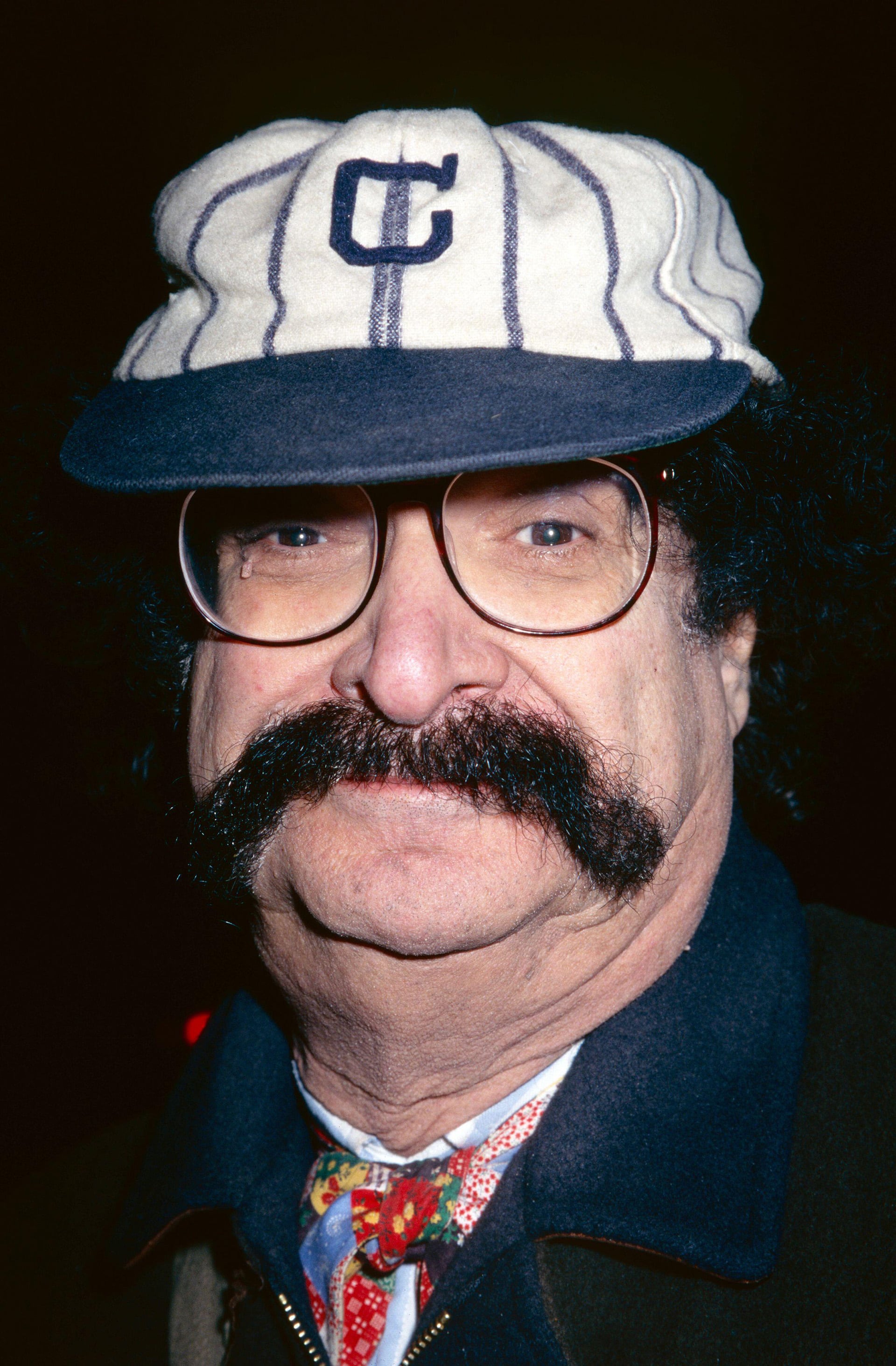 La imagen de Gene Shalit con bigote de manillar, anteojos gruesos y corbatines quedó asociada a la televisión estadounidense, aunque su productor Guy Ludwig destacó su inteligencia y su ingenio (Grosby)