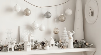 Composiciones festivas sobre muebles auxiliares