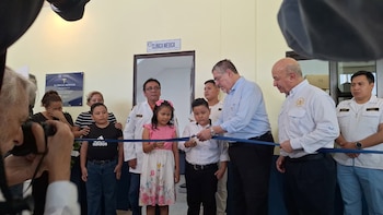 El presidente Arévalo inaugura clínica médica en honor a agente caído en Retalhuleu