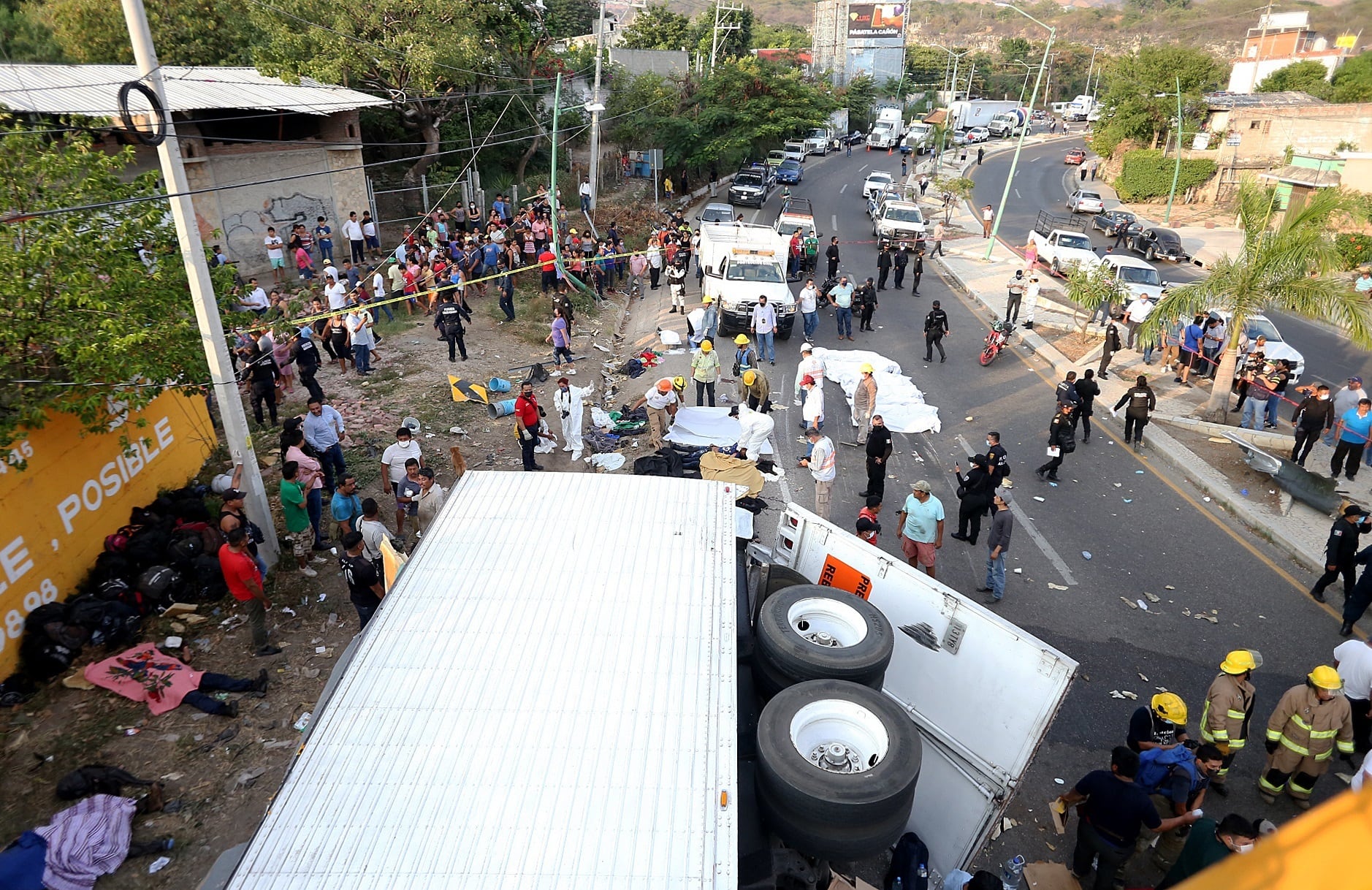 Rescatistas y autoridades trabajan en la zona del accidente de un camión donde viajaban migrantes, en el municipio Chiapa de Corzo, estado de Chiapas. (México). EFE/Carlos López