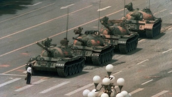 Las siete semanas en las que tambaleó el comunismo chino: de la muerte de un líder al hombre que desafió a los tanques en Tiananmen