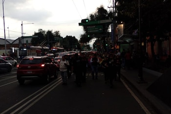 Manifestantes avanzan sobre carril confinado de Eje Central.
Crédito: X / @OVIALCDMX