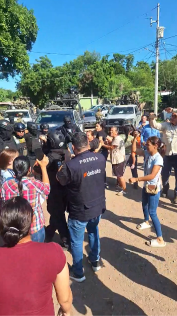 Vecinos de La Laguna Colorada forman una valla humana para impedir el traslado de la mujer detenida. Crédito: Captura de pantalla