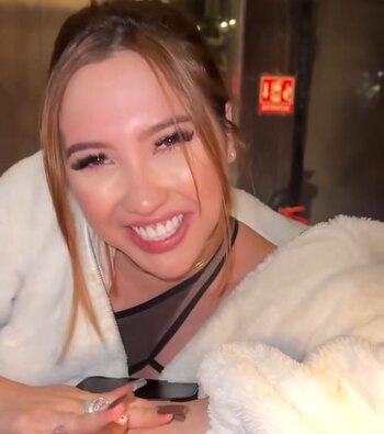 La creadora de contenido entre