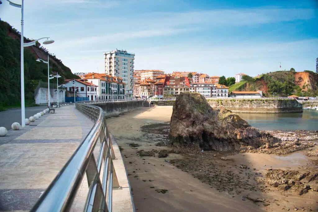 La Obra Sindical de Educación y Descanso, organismo del régimen franquista, construyó la Ciudad Residencial de Perlora en el municipio de Carreño, sobre 20 hectáreas de terreno frente al Mar Cantábrico
