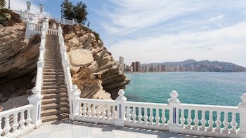 El paseo marítimo que recorre la Costa Blanca: una ruta modernista perfecta para conocer el Mediterráneo con el buen tiempo