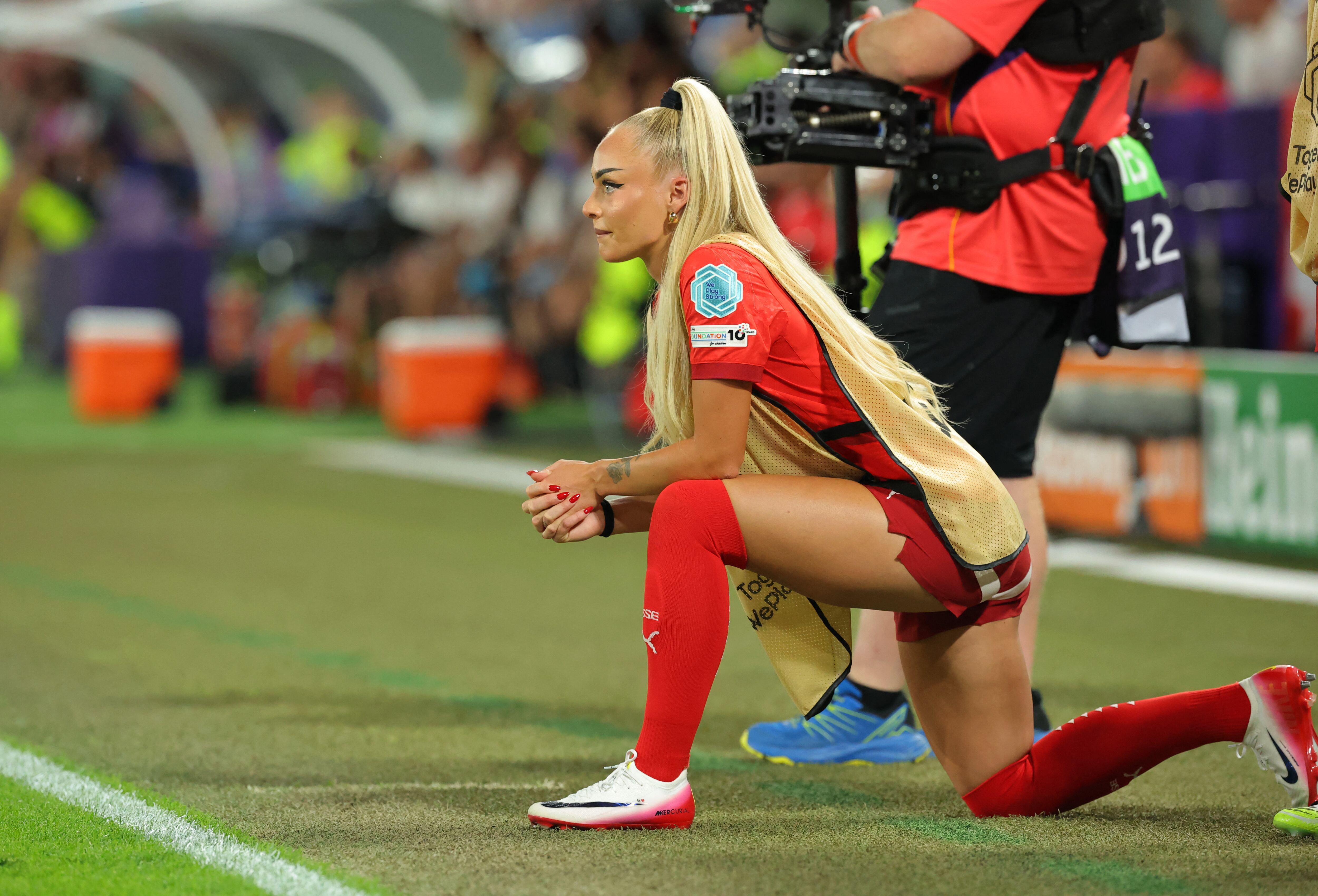 Alisha Lehmann en el banco de suplentes de la selección de Suiza. La delantera notuvo mucha participación en la Eurocopa (REUTERS/Denis Balibouse)