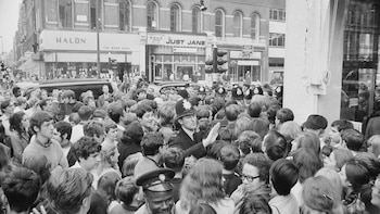 Una multitud quiere ingresar a