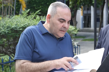 AME1303. SAN SALVADOR (EL SALVADOR), 29/10/2026.- El expresidente salvadoreño Elías Antonio Saca (2004-2009), detenido desde el 30 de octubre de 2016, sostiene documentos al cumplir una condena de diez años de prisión por cargos de corrupción y lavado de más de trescientos millones de dólares del presupuesto estatal, este jueves frente al centro judicial Isidro Menéndez, en San Salvador (El Salvador). EFE/ Javier Aparicio