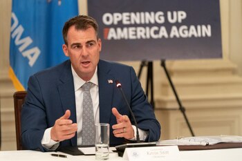 El gobernador de Oklahoma, Kevin