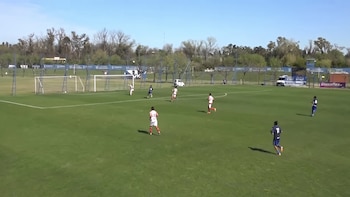 El golazo desde 70 metros del arquero juvenil de Vélez ante Argentinos Juniors: “A lo Chilavert”