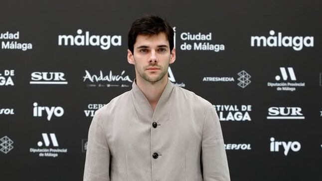 En una entrevista con Esquire, Álvaro Rico destacó cómo el amor transforma incluso los lugares más oscuros (Instagram @alvaroricoladera/@antoinella)