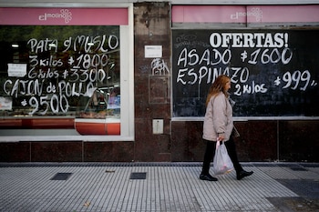 Una mujer camina frente a