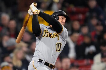 ARCHIVO - Bryan Reynolds de los Piratas de Pittsburgh observa su jonrón solitario contra los Medias Rojas de Boston, el martes 4 de abril de 2023, en Boston. (AP Foto/Charles Krupa)