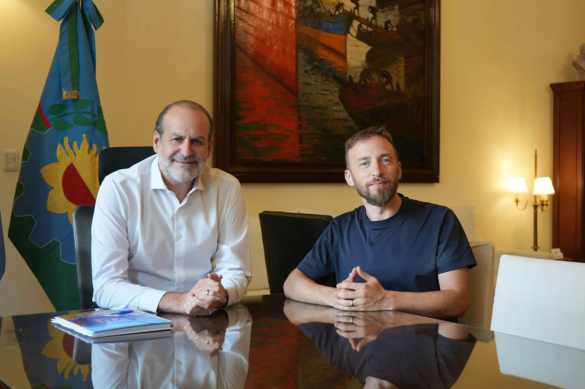 Federico Otermín -remera negra- con el intendente de Bahía Blanca, Federico Susbielles