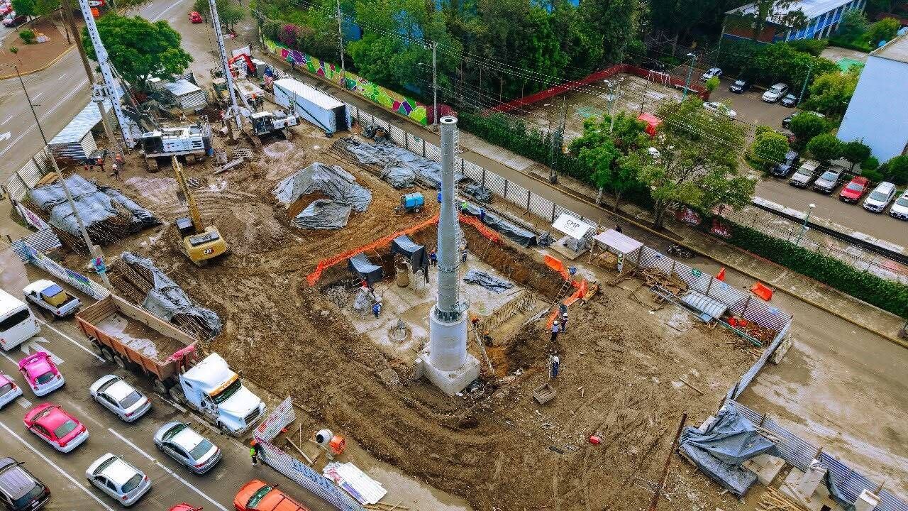 Obras de infraestructura avanzan con el montaje de una columna de soporte para la Línea 4 del Cablebús en la Ciudad de México. (X/ @SOBSECDMX)