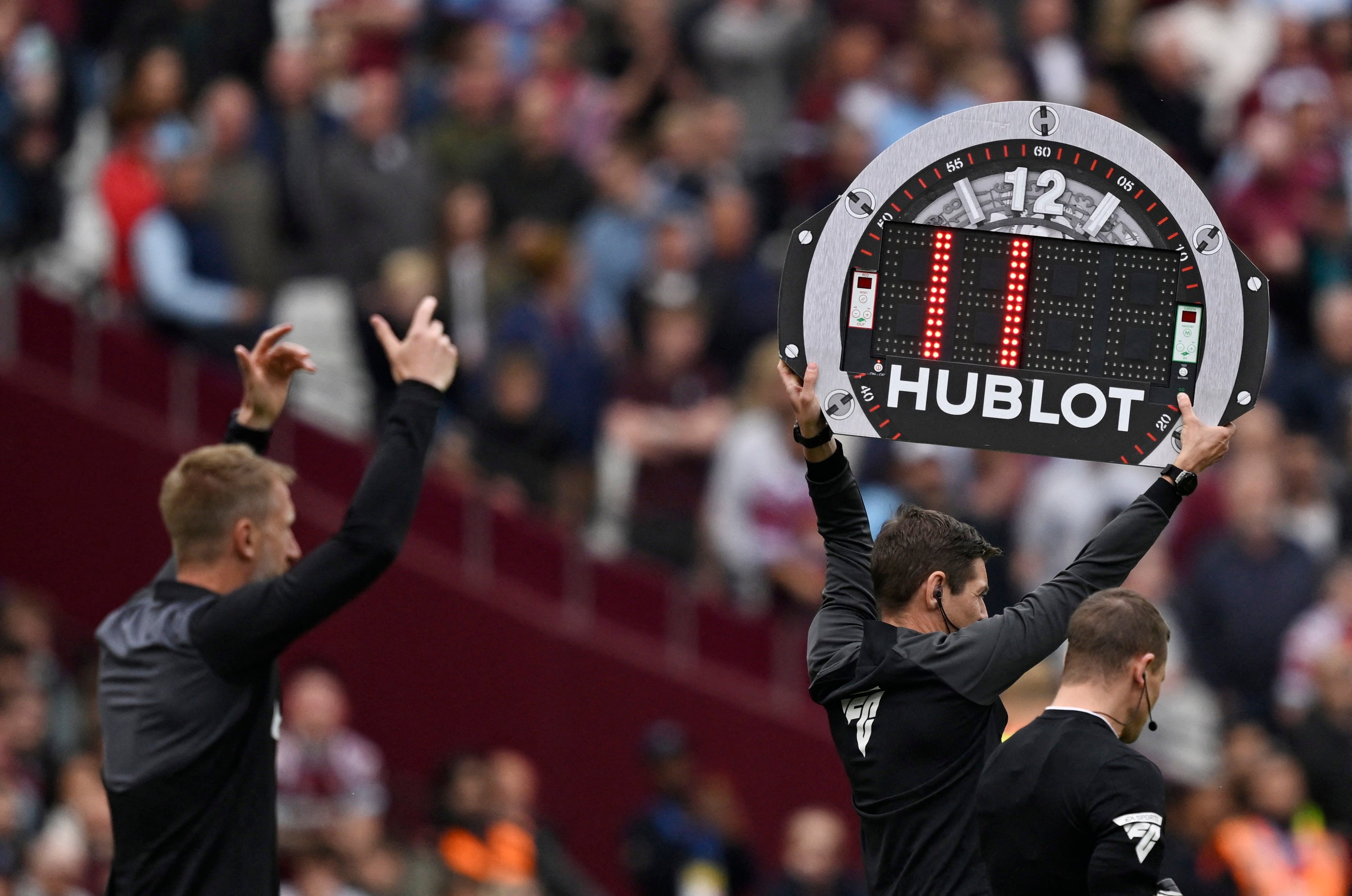 El tiempo agregado en el fútbol muchas veces no condice con los minutos perdidos en el campo (REUTERS/Tony O Brien)