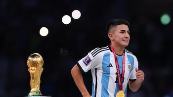 Thiago Almada con la medalla