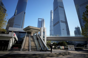 FOTO DE ARCHIVO: Un área vacía en el distrito financiero de Lujiazui, mientras continúan los brotes de la enfermedad por coronavirus (COVID-19) en Shanghái, China, 19 de diciembre de 2022. REUTERS/Aly Song