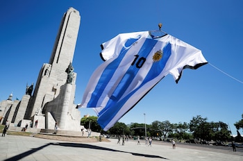 Ceremonia frente al Monumento a